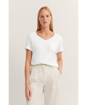 Verleihe Deinem Look mit dem T-Shirt im Kimono-Style von bugatti einen modernen Touch. Hergestellt aus softer Modalware bietet es nicht nur einen luftigen Sitz, sondern auch zeitlose Eleganz durch den Rundhalsausschnitt und der kleinen Brusttasche als dezentes Detail.