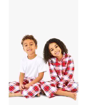 Charming checked pattern for festive flair
        Comfortable loose-fit trousers for unrestricted movement
        Crisp white short-sleeved top for a classic look
        Versatile design suitable for all family members
        Perfect for cosy nights in and Christmas morning excitement
    
    Embrace the spirit of togetherness this holiday season with our delightful Karierter Familien Pyjama from Boohoo. This charming set features a classic checked pattern that radiates festive cheer, paired with a crisp white top for a timeless look. The loose-fitting trousers ensure maximum comfort for lounging, while the short-sleeved top keeps you cool and comfortable. Ideal for Christmas Eve snuggles, opening presents on Christmas morning, or lazy Boxing Day recuperation, this pyjama set is a must-have for creating lasting family memories. Style it with fuzzy socks and a warm dressing gown for the ultimate cosy ensemble. Whether you're gathered around the tree or enjoying a festive film marathon, this pyjama set will keep the whole family looking coordinated and feeling snug throughout the holiday season.