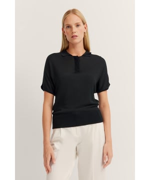 Verleihe Deinem Look mit dem eleganten Strickpullover von bugatti einen Hauch von zeitloser Eleganz. Der Polo-Style mit verdeckter Knopfleiste und kurzen Ärmeln bietet nicht nur einen perfekten Sitz dank der weichen Viskose-Mischung, sondern auch ein angenehmes Tragegefühl!