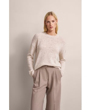 Hülle dich in den luxuriösen Komfort des Rundhalspullovers von bugatti. Dieser Pullover, gefertigt aus einer hochwertigen Alpaka-Wollmischung, bietet eine angenehme Passform und stilvolle Rippenbündchen. Der klassische Rundhalsausschnitt macht ihn zum vielseitigen Begleiter für deine Garderobe - ideal für kühle Tage!