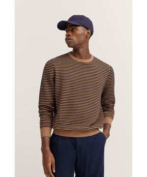 Setze ein modisches Statement mit dem Rundhalspullover von bugatti, der mit seinem modernen Streifen- und Strukturdesign beeindruckt. Gefertigt aus 100  Prozent Baumwolle, bietet dieser Pullover optimalen Tragekomfort und eine perfekte Passform mit klassischem Rundhalsausschnitt und Rippenbündchen an Ärmeln und Saum.