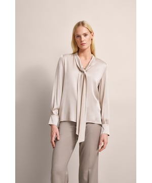 Betover in de bugatti overslagblouse, die elke garderobe zal verrijken met zijn lichte glans. Deze blouse van 100% viscose flatteert met een casual sjaalkraag en een vloeiende pasvorm. Elegante manchetten met 1 knoop ronden het stijlvolle ontwerp af - perfect voor naar kantoor of speciale gelegenheden!