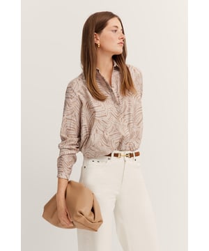 Die Hemdbluse von bugatti aus 100  Prozent hochwertiger Baumwolle kombiniert zeitlose Eleganz mit hohem Tragekomfort. Die verdeckte Knopfleiste und Seitenschlitze sorgen für einen schlichten, modernen Look und maximale Bewegungsfreiheit. Perfekt für den Alltag oder besondere Anlässe - diese Freizeitbluse mit dezenten Details wird Dein neues Lieblingsstück!