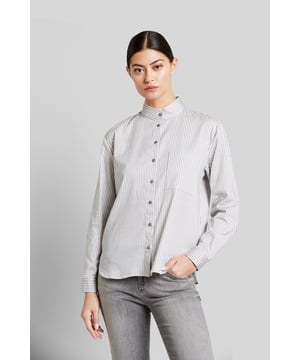 Die gestreifte Hemdbluse mit femininem abgerundetem Saum ist aus einer angenehmen und elastischen Baumwollmischung gefertigt. Mit der Bluse kannst Du in jeder Alltagssituation modisch einen Volltreffer landen.
