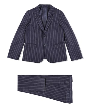 Una prenda digna de futuro gerente. Traje de dos piezas. Saco de dos botones con el logotipo bordado en la solapa del bolsillo izquierdo. Dos bolsillos con solapa. Forro interno. Los pantalones cuentan con banda elástica a la cintura con cordón ajustable, dos bolsillos y el bajo elástico.