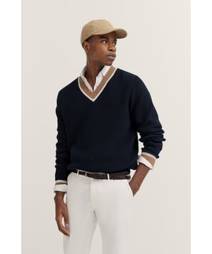 De bugatti-trui van 100% katoen van hoge kwaliteit biedt je niet alleen comfort, maar ook een stijlvolle look dankzij de V-hals met contrasterende strepen. De geribde textuur en geribde boorden en zoom zorgen voor een perfecte pasvorm en een behaaglijk gevoel.