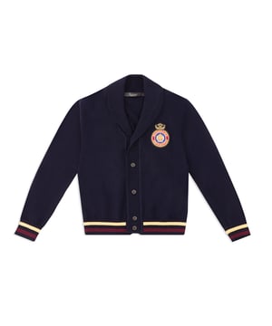 Billionaire kann nicht auf das Emblem verzichten, eines seiner wichtigsten Elemente. Auf diesem gestrickten Cardigan aus Wolle mit Schalkragen ist es auf einem Aufnäher auf der linken Brust aufgestickt. Knopfleiste auf der Vorderseite. Zwei Taschen. Ripp aus Webstoff an Kragen, Saum und Bündchen.