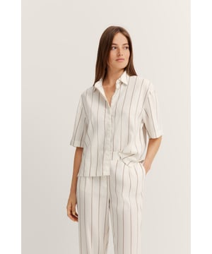 Deze gestreepte blouse van een hoogwaardige linnenmix van bugatti is de perfecte keuze voor stijlbewuste vrouwen die zowel op kantoor als in hun vrije tijd willen opvallen. Met zijn korte mouwen en klassieke overhemdkraag biedt hij zomers comfort en veelzijdige stylingopties.
