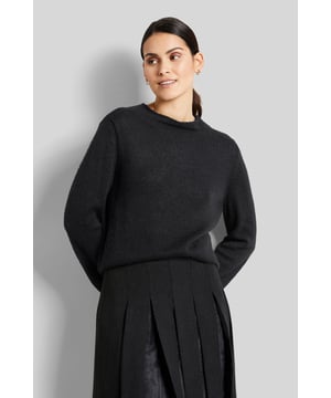 Dieser Pullover aus einer wärmenden Alpaka-Wollqualität ist besonders weich auf der Haut. Der Pullover hat einen leichten Stehkragen und lässig überschnittene Schultern. Der Pullover kann vielfältig kombiniert werden und sollte in keinem Kleiderschrank fehlen.