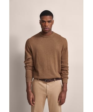 Erlebe den ultimativen Komfort des bugatti Pullovers mit Geflechtstruktur! Aus einem luxuriösen Baumwoll-Kaschmir-Mix gefertigt, bietet dieser Rundhalspullover eine elegante Struktur und eine bequeme Passform durch den Regular Fit. Die Rippenbündchen sorgen für eine optimale Passform.