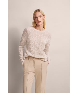 Erlebe die Eleganz des bugatti Pullovers mit seinem charakteristischen Zopfmuster und seinem dezenten Glanzeffekt. Hergestellt aus einer weichen Alpaka-Wollmischung, bietet er luxuriösen Tragekomfort. Der klassische Rundhalsausschnitt und die normale Passform sorgen für eine schmeichelhafte Silhouette. Ein glanzvoller Akzent für deine Garderobe!