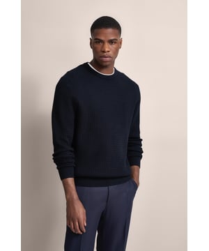 Erlebe den ultimativen Komfort des bugatti Pullovers mit Geflechtstruktur! Aus einem luxuriösen Baumwoll-Kaschmir-Mix gefertigt, bietet dieser Rundhalspullover eine elegante Struktur und eine bequeme Passform durch den Regular Fit. Die Rippenbündchen sorgen für eine optimale Passform.
