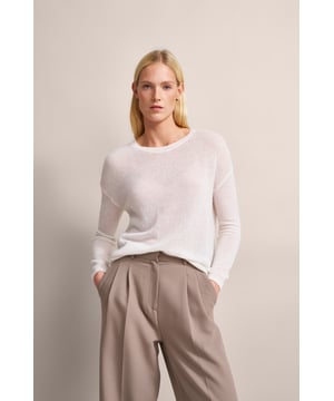 Fühl dich wohl in diesem eleganten Rundhalspullover von bugatti, gefertigt aus einer luxuriösen Alpaka-Wollmischung. Sein klassisches Design mit Seitenschlitz bietet optimale Bewegungsfreiheit, während die Rippenbündchen für eine perfekte Passform sorgen. Ein Must-have für kühle Tage, das Komfort und Stil vereint!
