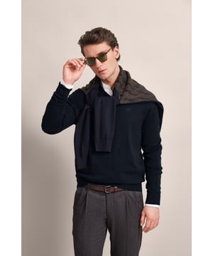 Perfektioniere deinen Look mit dem bugatti V-Neck-Pullover! Gefertigt aus einem luxuriösen Baumwoll-Kaschmir-Mix, bietet dieser Pullover mit glatt gestrickter Oberfläche und stilvoller bugatti Logo-Stickerei auf der Brust sowohl Komfort als auch Klasse. Die bequeme Passform und die Rippenbündchen sorgen für eine ideale Silhouette - ein elegantes Basic für jede Gelegenheit!