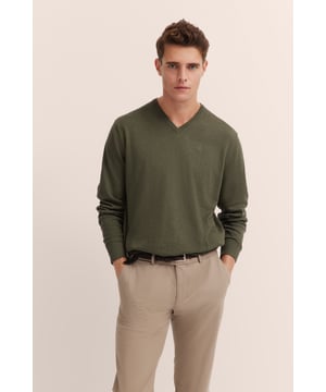 Perfektioniere deinen Look mit dem bugatti V-Neck-Pullover! Gefertigt aus einem luxuriösen Baumwoll-Kaschmir-Mix, bietet dieser Pullover mit glatt gestrickter Oberfläche und stilvoller bugatti Logo-Stickerei auf der Brust sowohl Komfort als auch Klasse. Die bequeme Passform und die Rippenbündchen sorgen für eine ideale Silhouette - ein elegantes Basic für jede Gelegenheit!
