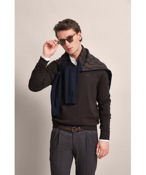 Perfektioniere deinen Look mit dem bugatti V-Neck-Pullover! Gefertigt aus einem luxuriösen Baumwoll-Kaschmir-Mix, bietet dieser Pullover mit glatt gestrickter Oberfläche und stilvoller bugatti Logo-Stickerei auf der Brust sowohl Komfort als auch Klasse. Die bequeme Passform und die Rippenbündchen sorgen für eine ideale Silhouette - ein elegantes Basic für jede Gelegenheit!