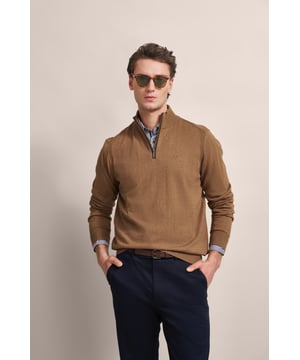 Erlebe den luxuriösen Komfort des bugatti Troyers aus einem Baumwoll-Kaschmir-Mix. Dieser Basic Troyer ist glatt gestrickt und verfügt über einen charakteristischen Troyer-Kragen mit Reißverschluss. Eine dezente Logo-Stickerei auf der Brust und das bugatti Flaglabel an der Seitennaht unterstreichen den hochwertigen Look. Dank der bequemen Passform und der Rippenbündchen bietet er optimalen Tragekomfort - ein eleganter und praktischer Begleiter für jeden Tag.