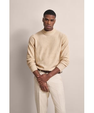 Geef je outfit een moderne twist met de bugatti trui. Dit stijlvolle stuk wordt gekenmerkt door een col en een opvallend, asymmetrisch streeppatroon in een tweekleurige look. Hij is gemaakt van een behaaglijke wolmix en heeft een comfortabele pasvorm dankzij de normale pasvorm. Afgewerkt met geribde boorden en een bugatti vlaglabel op de zijnaad.