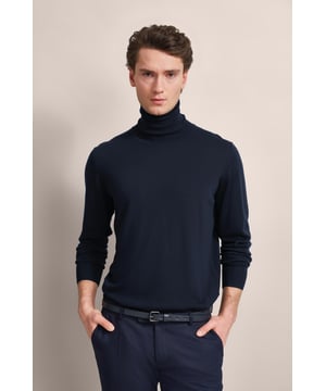 Wärme dich stilvoll mit dem bugatti Rollkragenpullover aus 100 % Merinowolle. Dieser Klassiker bietet mit seinem Rollkragen und der bequemen Regular-Fit-Passform optimalen Tragekomfort. Die hochwertige Wolle sorgt für Weichheit, während die Rippenbündchen den Pullover perfekt abschließen. Eine dezente Metallplakette am Saum fügt eine elegante Note hinzu.