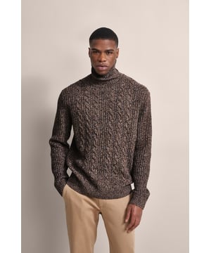 Bereid je voor op het koude seizoen met de bugatti coltrui! Gemaakt van een wolmix houdt deze trui je niet alleen warm, maar is hij ook stijlvol met zijn 3-kleuren mouline look en elegante kabelpatroon. De col en normale pasvorm garanderen comfort en een aantrekkelijke look. Afgewerkt met geribde boorden en wasbaar op 30 graden - de ideale metgezel voor de winter!