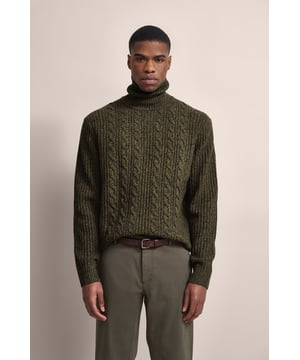 Bereid je voor op het koude seizoen met de bugatti coltrui! Gemaakt van een wolmix houdt deze trui je niet alleen warm, maar is hij ook stijlvol met zijn 3-kleuren mouline look en elegante kabelpatroon. De col en normale pasvorm garanderen comfort en een aantrekkelijke look. Afgewerkt met geribde boorden en wasbaar op 30 graden - de ideale metgezel voor de winter!