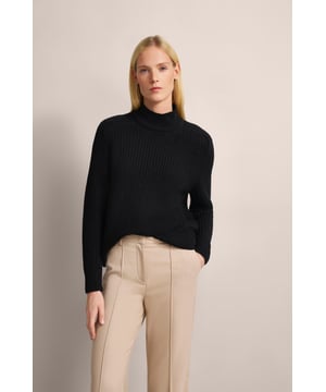 Hülle dich in den weichen Komfort des bugatti Rollkragenpullovers, gefertigt aus einer edlen Woll-Kaschmir-Mischung. Dieser Pullover mit modernem Turtleneck bietet eine schmeichelhafte Passform und ist ideal für kühlere Tage. Ein Must-have für jede stilbewusste Garderobe, die Wärme und Eleganz vereint!