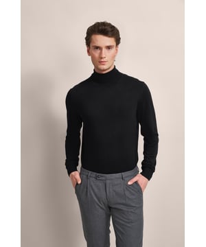 Wärme dich stilvoll mit dem bugatti Rollkragenpullover aus 100 % Merinowolle. Dieser Klassiker bietet mit seinem Rollkragen und der bequemen Regular-Fit-Passform optimalen Tragekomfort. Die hochwertige Wolle sorgt für Weichheit, während die Rippenbündchen den Pullover perfekt abschließen. Eine dezente Metallplakette am Saum fügt eine elegante Note hinzu.