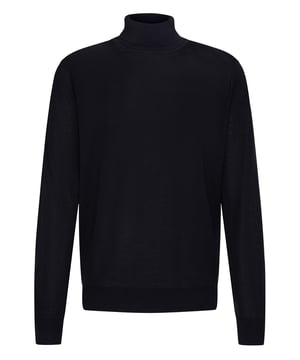 Ein klassischer Rollkragenpullover, der aus 100 % extrafeiner Merinowolle hergestellt wurde. Bei der Materialauswahl wurde großer Wert auf eine artgerechte Tierhaltung gelegt. Diesesr Pullover mit hoher Qualität besitzt einen komfortablen Schnitt mit viel Bewegungsfreiraum. Ärmel und Saum schließen mit einem Rippenbündchen ab.