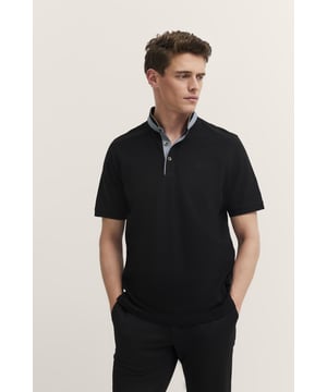 Das bugatti Polo mit Stehkragen kombiniert elegante Details wie die dezente Stickerei auf der Brust . Der Stehkragen mit 2-Knopf-Leiste und die Rippenbündchen an den Ärmeln verleihen diesem ´Modern Fit` Polo einen stilvollen und zeitlosen Look, der Dir optimalen Tragekomfort bietet.