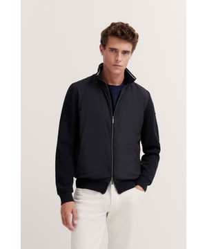 Het bugatti sweatshirt in ¥moderne pasvorm? maakt indruk met een hoogwaardige materiaalmix en comfortabele opstaande kraag. De ritssluiting en praktische zakken zorgen voor functionaliteit, terwijl elastische geribde boorden aan de mouwen een perfecte pasvorm garanderen.