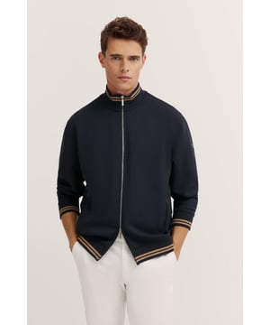 Das bugatti Sweatshirt mit  praktischem Reißverschluss ist aus einem hochwertigen Modal-Mix gefertigt, der für außergewöhnlichen Komfort und Flexibilität sorgt. Die moderne Passform und Rippenbündchen an Ärmeln und Saum gewährleisten eine optimale Passform, die Bewegungsfreiheit nicht einschränkt. Ideal für einen legeren, stilvollen Look.