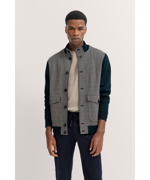 Het bugatti sweatjack in ¥moderne pasvorm' maakt indruk met een stijlvolle opstaande kraag en praktische ritssluiting. De steekzakken bieden ruimte voor kleine spullen en de geribde boorden aan de mouwen zorgen voor een comfortabele pasvorm. Perfect voor een moderne, sportieve look.