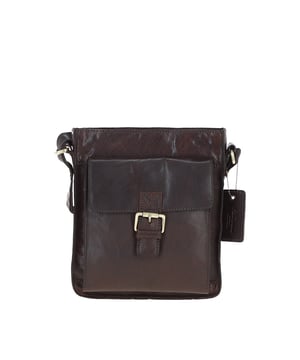 Crafted for style and convenience, this leather flap over side bag is the perfect hands-free companion for daily outings. With a spacious main compartment secured by a magnetic flap closure, it also features 2 outer pockets for quick-access items and 2 internal pockets to keep essentials organized. The gold-coloured hardware adds a refined touch, while the adjustable strap with a 35–72 cm drop length offers versatile wear as a crossbody or shoulder bag. Dimensions: 20 cm (L) x 7.5 cm (W) x 24 cm (H).