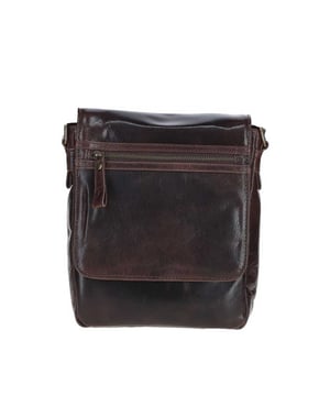This sleek leather messenger bag combines practicality and style, making it perfect for daily use. Crafted from premium leather with brass hardware, it features a spacious main compartment, two internal pockets, an outer compartment, and two outer zip pockets for easy access and organisation. The adjustable shoulder strap ensures a comfortable fit, with a drop down strap length of 35 cm. Dimensions: (L) 23 cm x (W) 8 cm x (H) 25 cm.