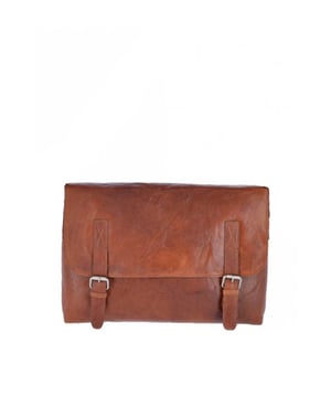 A modern, stylish and well–organised messenger bag for any function (Travel, Work). Fully lined, can fit a 15.6 inch laptop. With an external rear zip pocket, this messenger bag also boasts two internal zip pockets and internal slip pockets for all your handy essentials. This messenger bag is crafted in luxury ‘Oily Buff Crumble’ leather, coloured in black. Crafted in full grain leather with an antique vintage wash and hand waxed finish. Made exclusively from British hides. Product Features: Ashwood Leather, 100% Genuine leather, Leather messenger bag holds 15.6 inch laptop, Adjustable shoulder strap, 1 external rear zip pocket, Internal zip pocket under flap, Internal slip pockets for phone and pens, Additional internal zip pocket, Ashwood Heritage logo. Dimensions: (L) 37 cm x (W) 6 cm x (H) 26 cm.