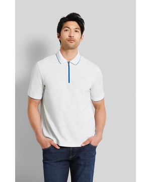 Unser Piqué-Polo setzt auf Kontraste und moderne Details. Der Reißverschluss in Kontrastfarbe, die Streifen am Kragen und an den Ärmelbündchen sowie der kleine 3-D-Rubber-Print auf der Brust machen dieses Polo zu einem Fashion-Statement. Der Baumwoll-Elasthan-Mix sorgt für Komfort und Bewegungsfreiheit, während die körpernahe Passform und das bugatti-Flaglabel an der linken Seitennaht den zeitgemäßen Look unterstreichen. Vielseitig kombinierbar ist dieses Polo perfekt für entspannte Freizeitlooks oder sportlich-elegante Outfits.