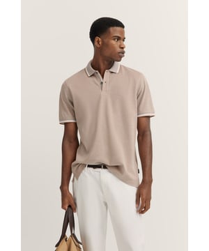 De bugatti polo is gemaakt van 100% katoen van hoge kwaliteit en biedt ademend comfort en een klassieke look. De traditionele polokraag, geribde boorden aan de mouwen en zijsplitten zorgen voor optimale bewegingsvrijheid en een moderne pasvorm.