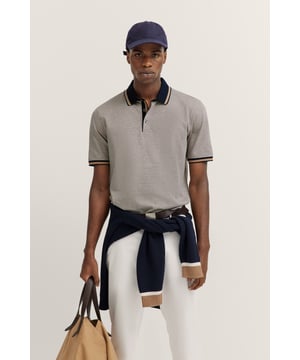 Das Polo von bugatti kombiniert stilvolles Design mit hohem Tragekomfort. Der moderne Polokragen und die bequeme Passform machen es zu einem vielseitigen Begleiter, während Rippenbündchen an den Ärmeln und Seitenschlitze für eine optimale Form sorgen. Aus atmungsaktiver 100  Prozent Baumwolle gefertigt, bietet es Dir das perfekte Gleichgewicht zwischen Komfort und Eleganz für jede Gelegenheit.