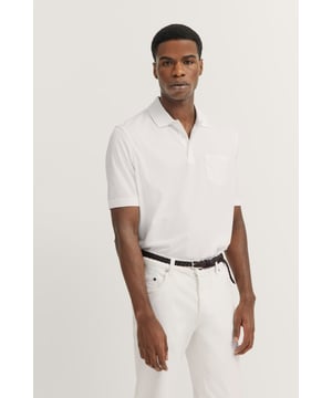 Mit dem Polynosic Polo von bugatti setzt Du auf Komfort und Stil. Dieses hochwertige Polo besteht aus einer weichen Materialmischung aus Baumwolle und Polyester und ist mit einer praktischen Brusttasche sowie einem klassischen Polokragen mit 3-Knopf-Leiste ausgestattet.