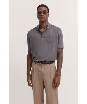 Mit dem Polynosic Polo von bugatti setzt Du auf Komfort und Stil. Dieses hochwertige Polo besteht aus einer weichen Materialmischung aus Baumwolle und Polyester und ist mit einer praktischen Brusttasche sowie einem klassischen Polokragen mit 3-Knopf-Leiste ausgestattet.