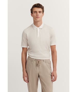 Mit dem Polo von bugatti im ´Modern Fit` kombinierst Du eleganten Stil und hohen Tragekomfort. Aus 100 Prozent hochwertiger Baumwolle gefertigt, bietet es mit dem klassischen Polokragen und 2-Knopf-Detail einen zeitlosen Look. Gerippte Bündchen und Seitenschlitze sorgen für perfekte Passform und Bewegungsfreiheit - ideal für Deinen vielseitigen Alltag.