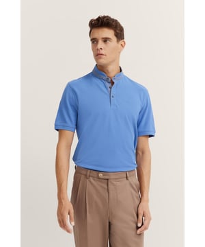 Das bugatti Polo mit Stehkragen kombiniert elegante Details wie die dezente Stickerei auf der Brust . Der Stehkragen mit 2-Knopf-Leiste und die Rippenbündchen an den Ärmeln verleihen diesem ´Modern Fit` Polo einen stilvollen und zeitlosen Look, der Dir optimalen Tragekomfort bietet.