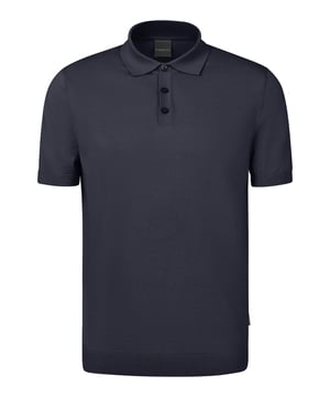 De bugatti polo combineert elegantie met comfort dankzij de hoogwaardige materiaalmix van katoen en polyacryl. De klassieke polokraag en knoopsluiting zorgen voor een tijdloze look, terwijl de geribde manchetten aan de mouwen en zoom zorgen voor een comfortabele pasvorm. Met het discrete bugatti vlaglabel op de zijnaad voegt deze polo een stijlvolle touch toe aan je dagelijkse outfit.