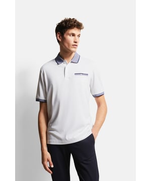 Een modern poloshirt met mooi gecoördineerde contrasterende strepen op de kraag, mouwboorden en zaksluiting. De polokraag, zijsplitten voor de nodige bewegingsvrijheid en geribde manchetten maken deze polo tot een klassieke metgezel.