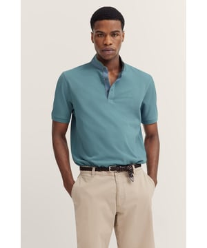 Das bugatti Polo mit Stehkragen kombiniert elegante Details wie die dezente Stickerei auf der Brust . Der Stehkragen mit 2-Knopf-Leiste und die Rippenbündchen an den Ärmeln verleihen diesem ´Modern Fit` Polo einen stilvollen und zeitlosen Look, der Dir optimalen Tragekomfort bietet.
