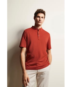 Deze modieuze polo is gemaakt van 100% biologisch katoen. De opstaande kraag is een blikvanger en geeft de polo een elegante touch. Het materiaal van vlamgaren wordt gekenmerkt door zijn unieke textuur en subtiele, gevlekte effect. Het geeft deze polo een subtiele maar opvallende touch die hem onderscheidt van anderen.