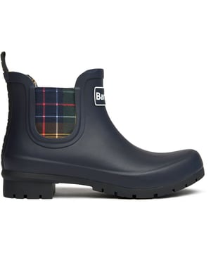Botas Barbour Kingham para mujer en azul, fabricadas con material vegano y suela de goma. Presentan: forro de textil, calcetín acolchado, fuelle de tartán y tacón de aproximadamente 2 cm.