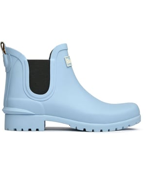 Botas Barbour Wilton para mujer en azul, fabricadas con materiales veganos y suela de goma. Incluyen: forro textil, plantilla acolchada, doble elástico lateral y tacón de aproximadamente 2 cm.