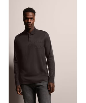 Erweitere deine Garderobe mit dem eleganten bugatti Langarm-Polo. Dieses Poloshirt besticht durch seine feine, zweifarbige Strukturoptik und die aufgesetzte Brusttasche mit Logostickerei. Aus einem Baumwoll-Mix gefertigt, bietet es Komfort und Stil zugleich. Der Polokragen und die 3-Knopf-Form verleihen eine klassische Note, während die körpernahe Passform Modern Fit eine schmeichelhafte Silhouette schafft.