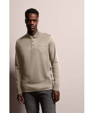 Breid je garderobe uit met de elegante bugatti polo met lange mouwen. Deze polo valt op door zijn fijne, tweekleurige structuurlook en opgestikte borstzak met geborduurd logo. Hij is gemaakt van een katoenmix en biedt zowel comfort als stijl. De polokraag en het ontwerp met 3 knopen zorgen voor een klassieke touch, terwijl de nauwsluitende Modern Fit zorgt voor een flatterend silhouet.